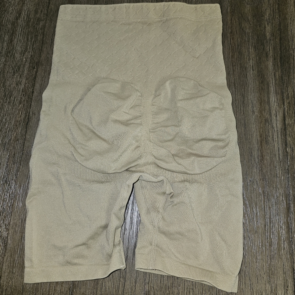 Chatties sz. Small nude shapewear